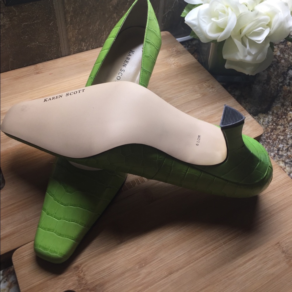 Karen Scott Croc Embossed heels